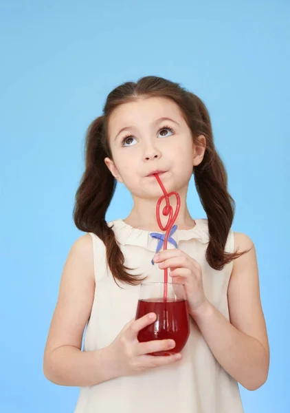 Süßes kleines Mädchen trinkt Saft — Stockfoto