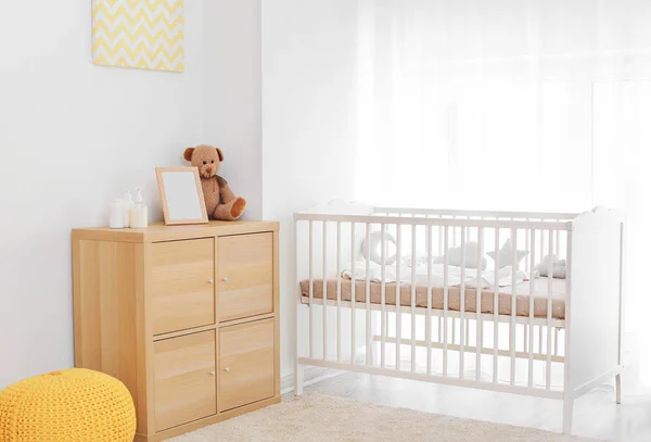 Habitación de bebé con cuna — Foto de Stock