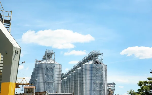 Ascensor de grano en puerto marítimo —  Fotos de Stock