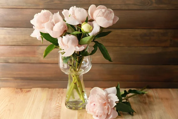 Vase avec de belles fleurs de pivoine — Photo