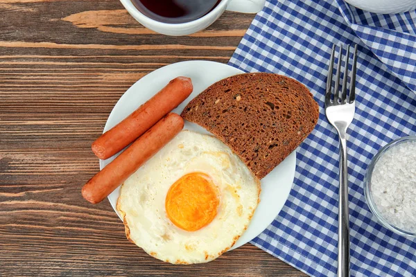 Yumurtayla sosis ve ekmek plaka üzerinde — Stok fotoğraf