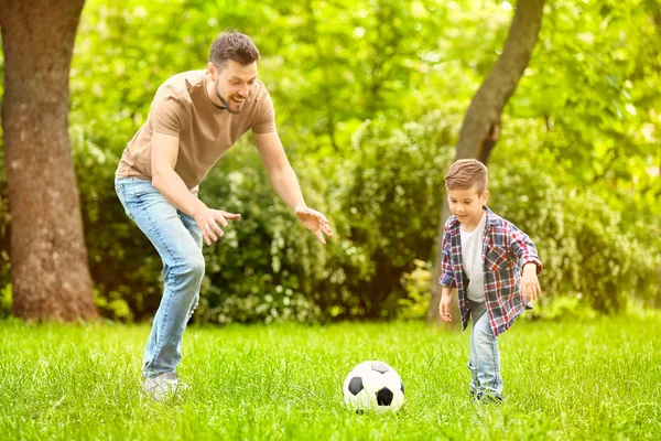 Papá e hijo jugando al fútbol —  Fotos de Stock