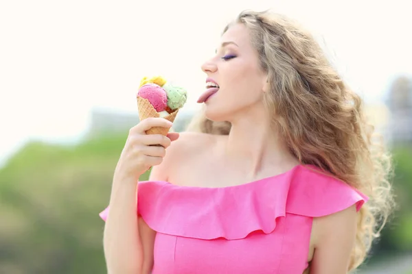 Młoda kobieta jedząca lody — Zdjęcie stockowe