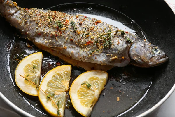 Koekenpan met smakelijke forel vissen — Stockfoto