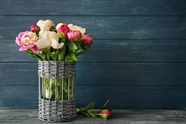 Vase mit schönen Pfingstrosenblüten — Stockfoto