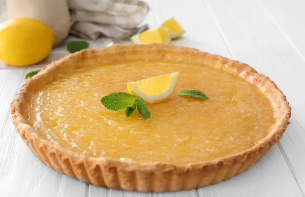 Beyaz masa üzerinde limon pasta