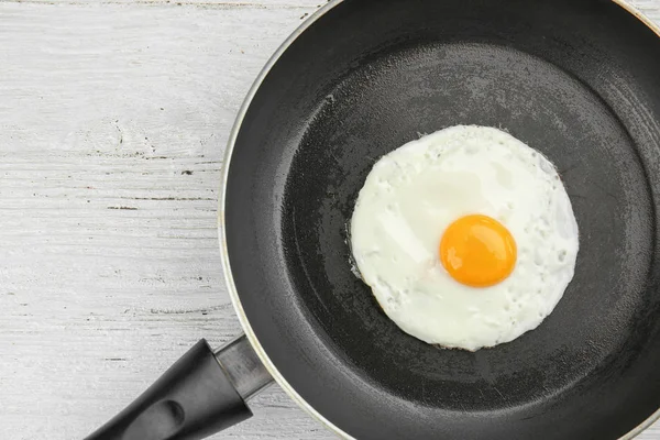 Сковородка с вкусным яйцом — стоковое фото