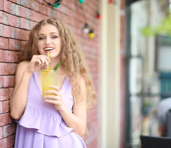 Молодая женщина пьет вкусный сок — стоковое фото