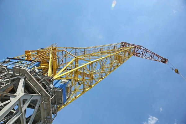 Gökyüzü karşı vinç Kaldırma