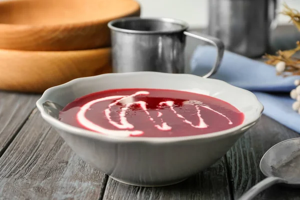 Heerlijke bieten soep met zure room — Stockfoto