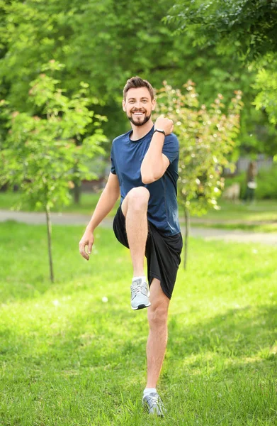 Hombre haciendo ejercicio crujiente bicicleta — Foto de Stock