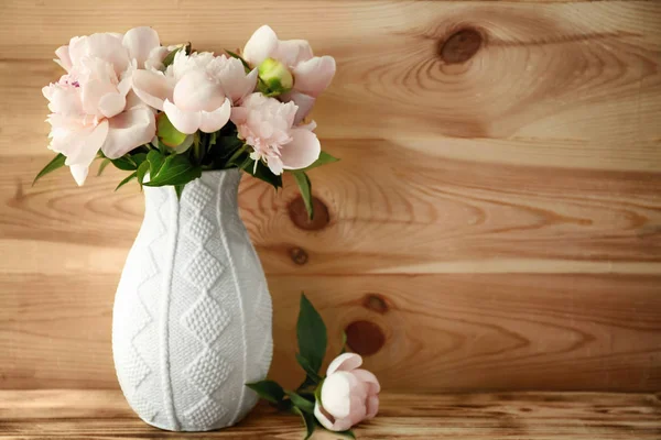 A gyönyörű bazsarózsa virágok vázában — Stock Fotó