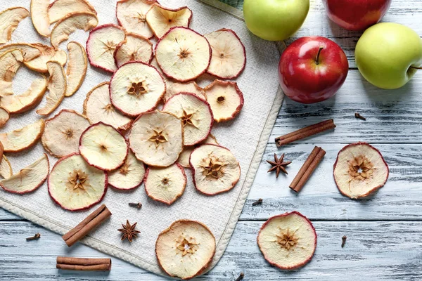 Composizione con gocce di mela — Foto Stock