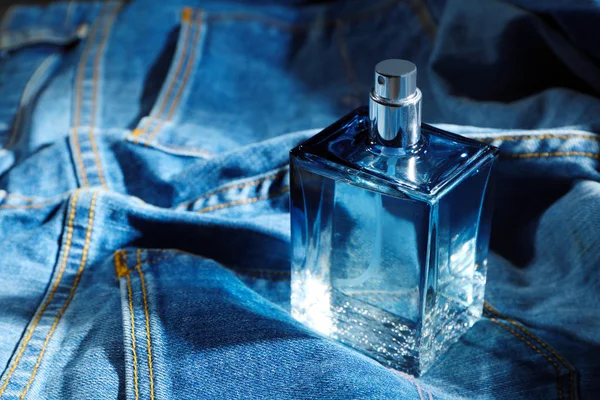 Butelka nowoczesne męskich perfum — Zdjęcie stockowe