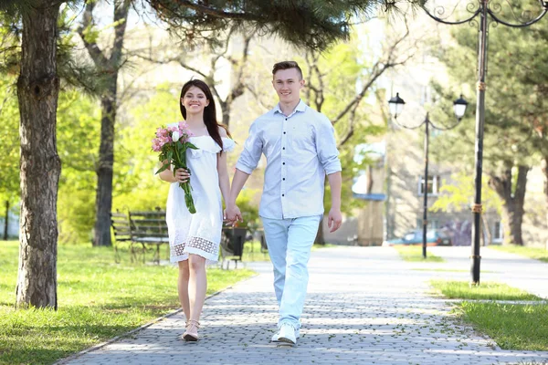 Park'ta yürüyordunuz güzel genç Çift  