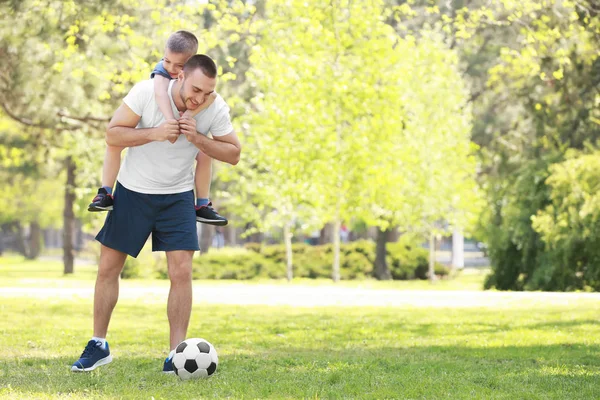 Vader en zoon die voetballen — Stockfoto