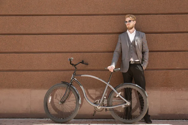 Bisikletli genç adam  