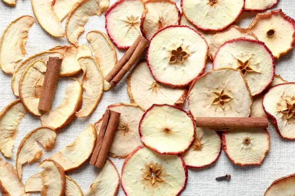 Elma cips ile kompozisyon 