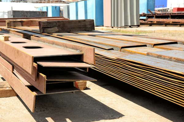 Tersanenin içinde metal iş parçaları