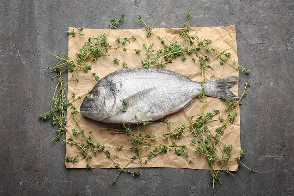 Parşömen taze dorado balık ile 