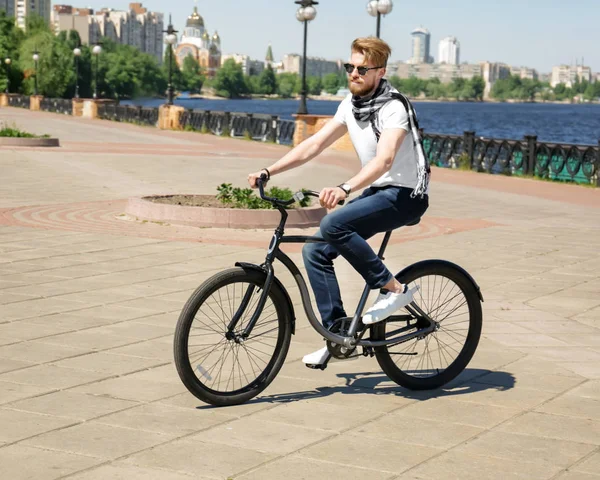 Jonge man paardrijden fiets — Stockfoto