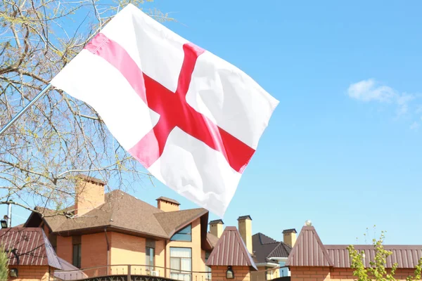 Huis dak en wuivende Engelands vlag — Stockfoto