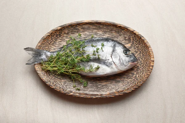 Taze dorado balık ile ahşap plaka 