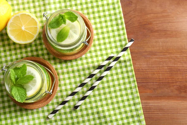 Kavanoz arka plan üzerinde taze limonata