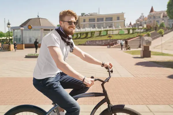 Bisiklete binen genç adam 