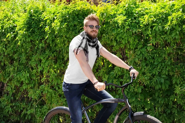 Bisikletli genç adam 