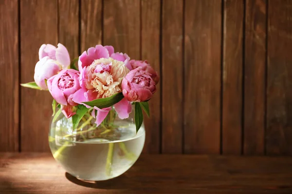 Ваза з красивими піоновидними квітами — стокове фото
