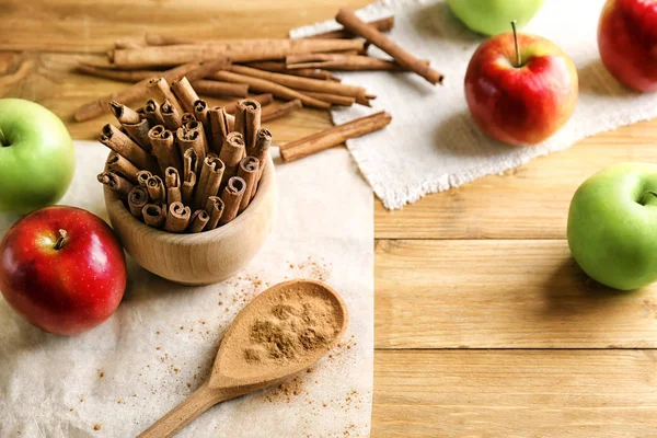 Ciotola con cannella e mele — Foto Stock