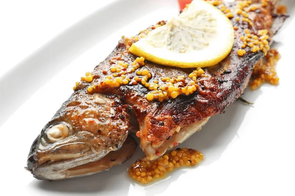 Lezzetli kızarmış balık ile plaka,  