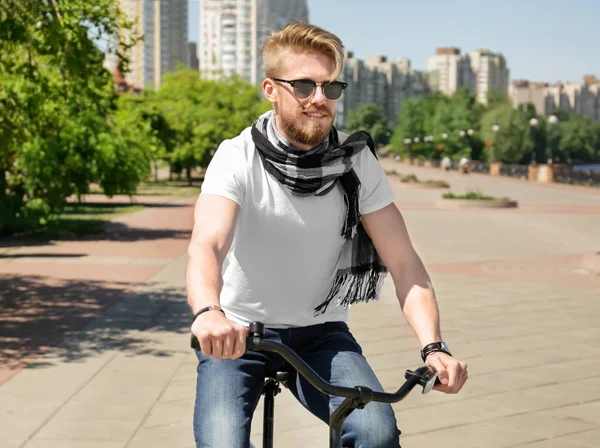 Bisiklete binen genç adam 