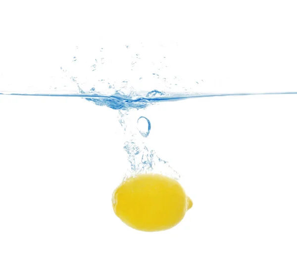 Limão em água em branco — Fotografia de Stock