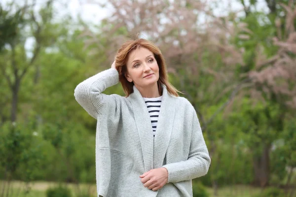 çekici Olgun kadın portresi