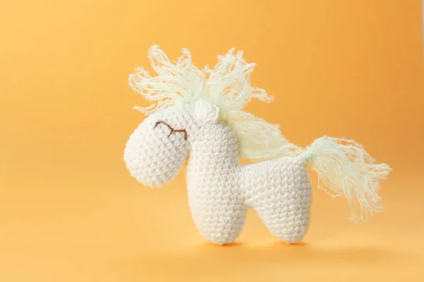 Adorável de malha cavalo bebê brinquedo — Fotografia de Stock