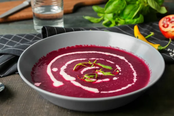 Lezzetli pancar çorbası ekşi krema ile 