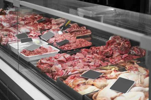 Vers vlees in gekoelde vertoning — Stockfoto