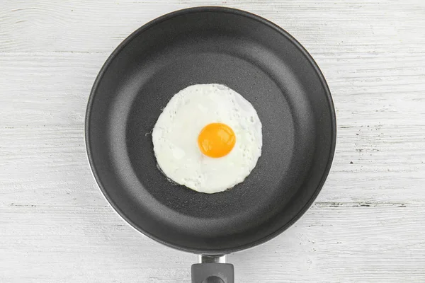 Frigideira com ovo saboroso — Fotografia de Stock