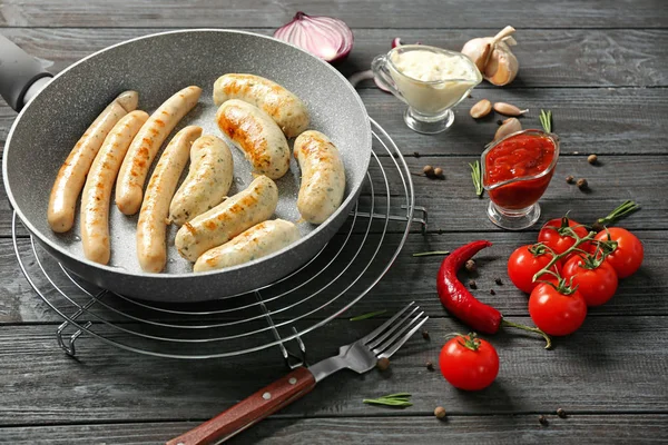 Lezzetli ızgara sosis ile kızartma tavası 