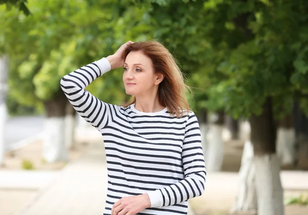 çekici Olgun kadın portresi