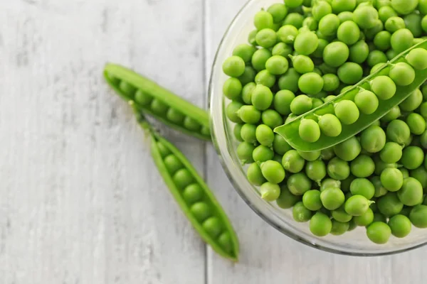 Taze yeşil bezelye ile kase 