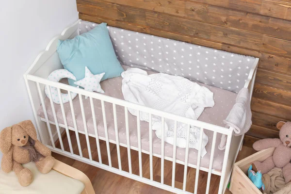 Crib in baby room — Stock Photo, Image