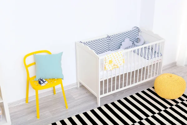 Chambre bébé avec berceau — Photo