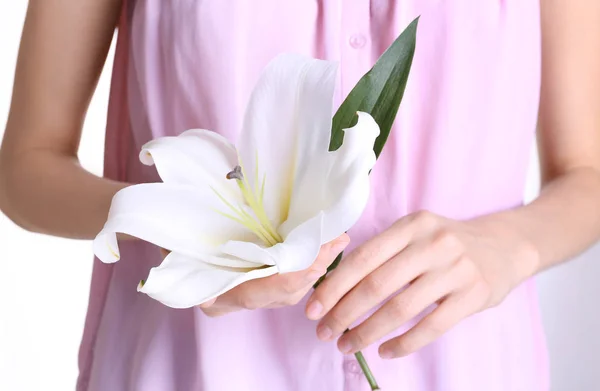 Жінка тримає свіжу квітку лілії — стокове фото