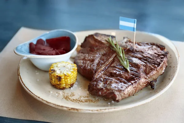 Lezzetli biftek ile kompozisyon 