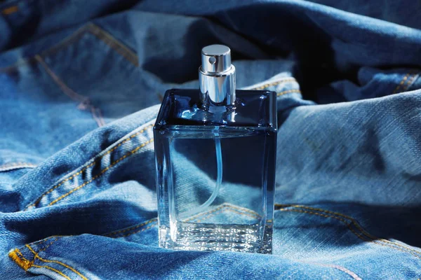Botella de perfume masculino moderno — Foto de Stock