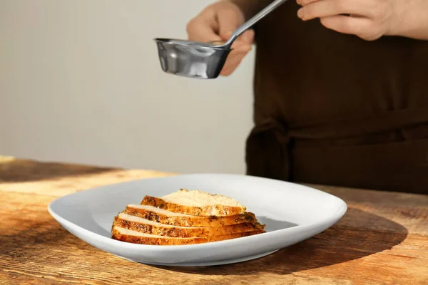 Tasty Turkije op plaat en chef-kok gesneden — Stockfoto