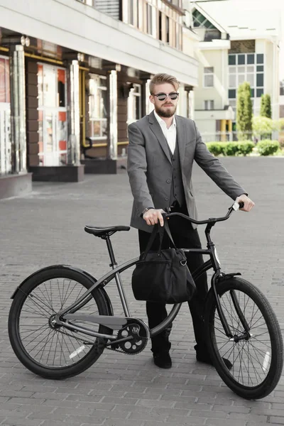 自転車を持つ若い男 — ストック写真